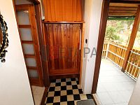 Pronájem zděné chaty se zahradou v osadě Lojzovy Paseky u Vodní nádrže Lipno. - vstupní chodba