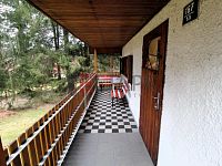 Pronájem zděné chaty se zahradou v osadě Lojzovy Paseky u Vodní nádrže Lipno. - vstupní terasa