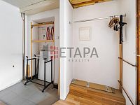 Prodej rodinného domu s dílnou a dvěma garážemi v obci Strážkovice. - chodba a úložné prostory