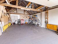 Prodej rodinného domu s dílnou a dvěma garážemi v obci Strážkovice. - dílna s garáží