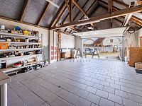 Prodej rodinného domu s dílnou a dvěma garážemi v obci Strážkovice. - dílna s garáží