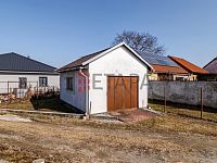 Prodej rodinného domu s dílnou a dvěma garážemi v obci Strážkovice. - druhá garáž