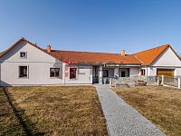 Prodej rodinného domu s dílnou a dvěma garážemi v obci Strážkovice.