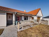 Prodej rodinného domu s dílnou a dvěma garážemi v obci Strážkovice. - dům