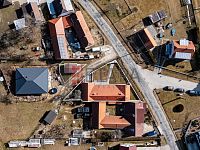 Prodej rodinného domu s dílnou a dvěma garážemi v obci Strážkovice. - dům a garáž