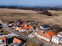 Prodej rodinného domu s dílnou a dvěma garážemi v obci Strážkovice. - dům a okolí