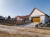 Prodej rodinného domu s dílnou a dvěma garážemi v obci Strážkovice. - dům s garáží