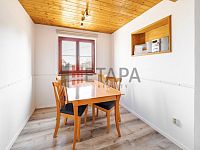 Prodej rodinného domu s dílnou a dvěma garážemi v obci Strážkovice. - jídelní kout