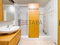 Prodej rodinného domu s dílnou a dvěma garážemi v obci Strážkovice. - koupelna