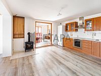 Prodej rodinného domu s dílnou a dvěma garážemi v obci Strážkovice. - kuchyně