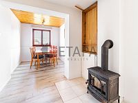 Prodej rodinného domu s dílnou a dvěma garážemi v obci Strážkovice. - kuchyně a jídelní kout