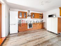 Prodej rodinného domu s dílnou a dvěma garážemi v obci Strážkovice. - kuchyňská linka