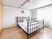 Prodej rodinného domu s dílnou a dvěma garážemi v obci Strážkovice. - ložnice