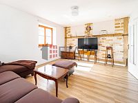 Prodej rodinného domu s dílnou a dvěma garážemi v obci Strážkovice. - obývací pokoj