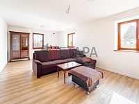 Prodej rodinného domu s dílnou a dvěma garážemi v obci Strážkovice. - obývací pokoj