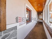 Prodej rodinného domu s dílnou a dvěma garážemi v obci Strážkovice. - venkovní krytá chodba