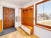 Prodej rodinného domu s dílnou a dvěma garážemi v obci Strážkovice. - vstupní chodba