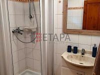 Prodej prostorné zděné chaty 3+1 s terasou v malebné lokalitě u obce Doudleby - koupelna