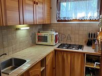 Prodej prostorné zděné chaty 3+1 s terasou v malebné lokalitě u obce Doudleby - kuchyňský kout