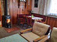 Prodej prostorné zděné chaty 3+1 s terasou v malebné lokalitě u obce Doudleby - obývací pokoj