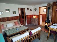 Prodej prostorné zděné chaty 3+1 s terasou v malebné lokalitě u obce Doudleby - obývací pokoj