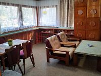 Prodej prostorné zděné chaty 3+1 s terasou v malebné lokalitě u obce Doudleby - obývací pokoj