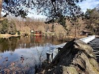 Prodej prostorné zděné chaty 3+1 s terasou v malebné lokalitě u obce Doudleby - pár kroků od chaty