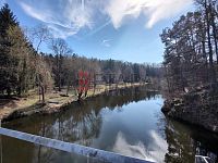 Prodej prostorné zděné chaty 3+1 s terasou v malebné lokalitě u obce Doudleby - pár kroků od chaty