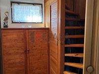 Prodej prostorné zděné chaty 3+1 s terasou v malebné lokalitě u obce Doudleby - schodiště