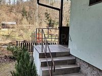 Prodej prostorné zděné chaty 3+1 s terasou v malebné lokalitě u obce Doudleby - schodiště na terasu