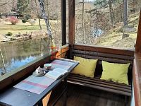 Prodej prostorné zděné chaty 3+1 s terasou v malebné lokalitě u obce Doudleby - terasa s výhledem na řeku