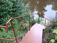 Prodej prostorné zděné chaty 3+1 s terasou v malebné lokalitě u obce Doudleby - vstup k řece od chaty