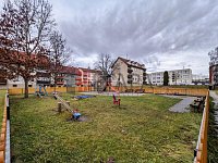Prodej bytu 4+1 s lodžií v ulici Budovatelská v Trhových Svinech. - dětské hřiště u domu
