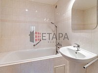 Prodej bytu 4+1 s lodžií v ulici Budovatelská v Trhových Svinech. - koupelna