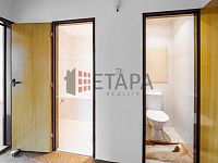 Prodej bytu 4+1 s lodžií v ulici Budovatelská v Trhových Svinech. - koupelna a toaleta