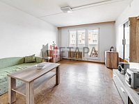 Prodej bytu 4+1 s lodžií v ulici Budovatelská v Trhových Svinech. - obývací pokoj s lodžií