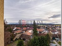 Prodej bytu 4+1 s lodžií v ulici Budovatelská v Trhových Svinech. - výhled z bytu