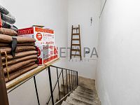 Prodej 100% podílu v s. r. o. s budovou v Českých Budějovicích. - schodiště do sklepa