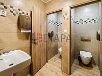 Prodej 100% podílu v s. r. o. s budovou v Českých Budějovicích. - toalety