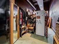 Prodej 100% podílu v s. r. o. s budovou v Českých Budějovicích. - zázemí 1. NP