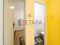 Prodej bytu 2+1 v ulici Husova ve Strakonicích. - toaleta, koupelna