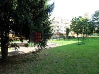 Pronájem bytu 2+1 v ulici Čéčova v Českých Budějovicích. - před domem