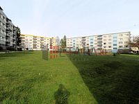 Pronájem bytu 1+1 s balkónem v ulici P. Voka ve Veselí nad Lužnicí. - hřiště za domem