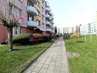 Pronájem bytu 1+1 s balkónem v ulici P. Voka ve Veselí nad Lužnicí. - před domem