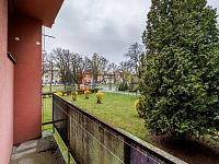 Prodej bytu 1+1 s balkónem v ulici Riegrova v Českých Velenicích. - balkón