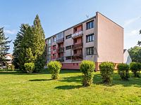 Prodej bytu 1+1 s balkónem v ulici Riegrova v Českých Velenicích. - dům