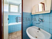 Prodej bytu 1+1 s balkónem v ulici Riegrova v Českých Velenicích. - koupelna