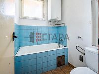 Prodej bytu 1+1 s balkónem v ulici Riegrova v Českých Velenicích. - koupelna