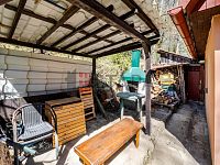 Prodej chaty s vlastním pozemkem v chatové oblasti u obce Plav. - pergola