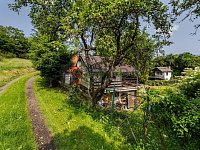 Prodej zděné chaty s velkou zahradou u Týna nad Vltavou. - chata s přístupovou cestou